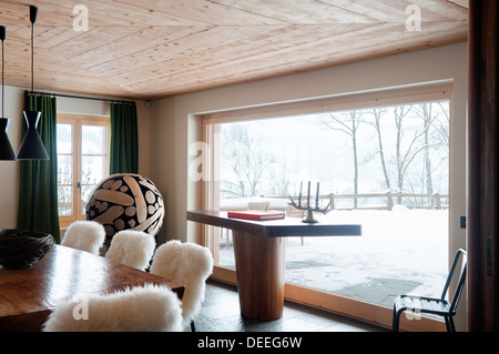 Chalet in Gstaad mit Interior Design von Tino Zervudachi Stockfoto