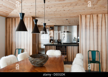 Chalet in Gstaad mit Interior Design von Tino Zervudachi Stockfoto