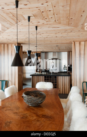 Chalet in Gstaad mit Interior Design von Tino Zervudachi Stockfoto