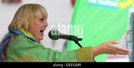 Augsburg, Deutschland. 17. September 2013. Die Bundes-Vorsitzende von Bündnis 90/die grünen, Claudia Roth, spricht bei einer Wahl-Kampagne Veranstaltung in Augsburg, Deutschland, 17. September 2013. Bundestagswahl werden in Deutschland am Sonntag, 22. September 2013 stattfinden. Foto: KARL-JOSEF HILDENBRAND/Dpa/Alamy Live News Stockfoto