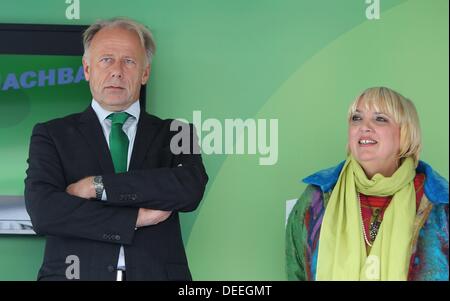 Augsburg, Deutschland. 17. September 2013. Jürgen Trittin (L), Top-Kandidat von Bündnis 90/die grünen für die Bundestagswahl 2013, und der Bund Vorsitzende von Bündnis 90/die grünen, Claudia Roth, stehen bei einer Wahl-Kampagne-Veranstaltung in Augsburg, Deutschland, 17. September 2013. Foto: KARL-JOSEF HILDENBRAND/Dpa/Alamy Live News Stockfoto