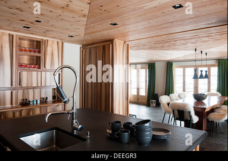 Chalet in Gstaad mit Interior Design von Tino Zervudachi Stockfoto