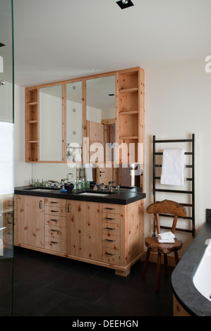 Chalet in Gstaad mit Interior Design von Tino Zervudachi Stockfoto