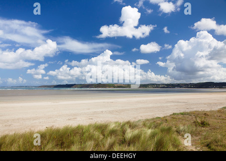 Dünen und Cumulus-Wolken, Baie de Lannion, Cote de Granit Rose, Côtes d ' Armor, Bretagne, Frankreich Stockfoto