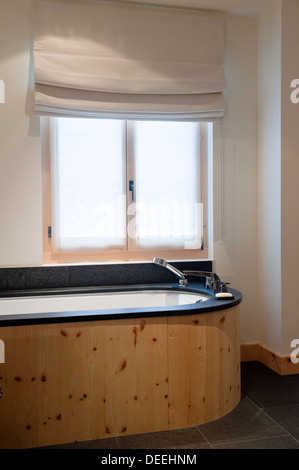 Chalet in Gstaad mit Interior Design von Tino Zervudachi Stockfoto