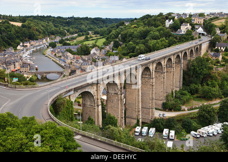 Ein Wohnmobil überquert das Viadukt über den alten Hafen und Fluss Rance in Dinan, Côtes-d ' Armor, Bretagne, Frankreich Stockfoto