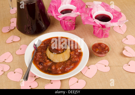 Portion Panacotta serviert mit einer ausgefallenen Dekoration Stockfoto