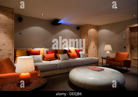 Chalet in Gstaad mit Interior Design von Tino Zervudachi Stockfoto