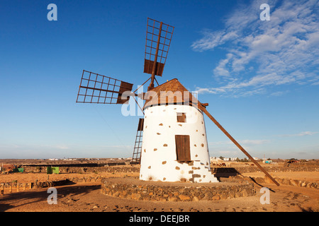 Windmühle in der Nähe von El Cotillo, Fuerteventura, Kanarische Inseln, Spanien, Atlantik, Europa Stockfoto