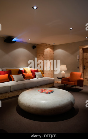 Chalet in Gstaad mit Interior Design von Tino Zervudachi Stockfoto