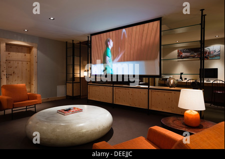 Chalet in Gstaad mit Interior Design von Tino Zervudachi Stockfoto