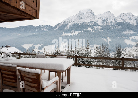 Chalet in Gstaad mit Interior Design von Tino Zervudachi Stockfoto