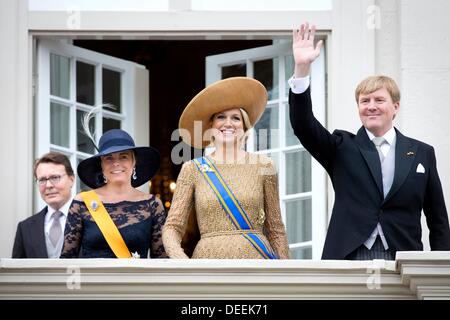 Den Haag, Niederlande. 17. September 2013. Dutch King Willem-Alexander (R), Königin Maxima (2. R), Prinz Constantijn und Prinzessin Laurentien gesehen auf dem Balkon des Palastes Noordeinde in den Haag, Niederlande, 17. September 2013, auf Sonntagsruhe (Prinz Tag), die traditionelle Eröffnung des niederländischen parlamentarischen Jahres. Es ist das erste Mal, das der neue König eine Rede vom Thron im Rittersaal liefert. Foto: Patrick van Katwijk / Niederlande und Frankreich OUT/Dpa/Alamy Live News Stockfoto