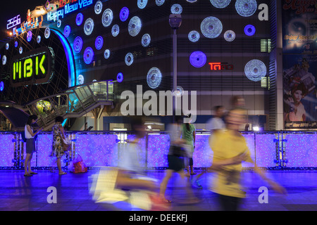 Passanten vor dem MBK-Store in der Weihnachtszeit. Siam-Platz. Bangkok. Thailand. Stockfoto