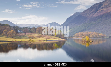 Den stillen Wassern der Crummock Wasser in den Lake District National Park, Cumbria, England, Vereinigtes Königreich, Europa Stockfoto