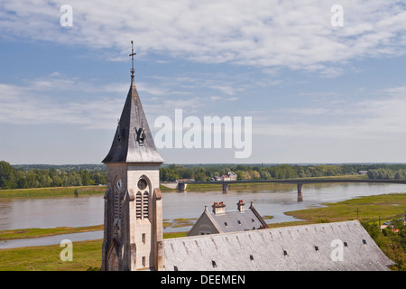 Die Eglise Saint Nicolas de Chaumont-Sur-Loire mit dem Fluss Loire hinter Loir-et-Cher, Centre, Frankreich Stockfoto