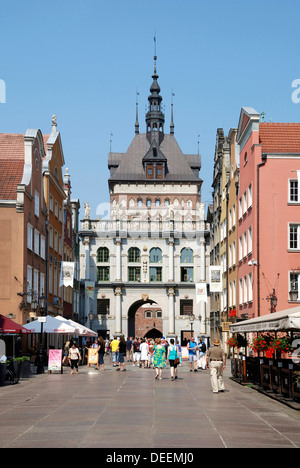 Touristen vor dem Goldenen Tor in der Long Street von Danzig. Stockfoto