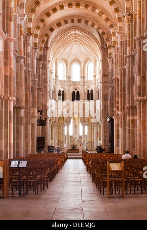 Schaut das Kirchenschiff der Basilique Sainte-Marie-Madeleine in Vezelay, UNESCO-Weltkulturerbe, Yonne, Burgund, Frankreich Stockfoto