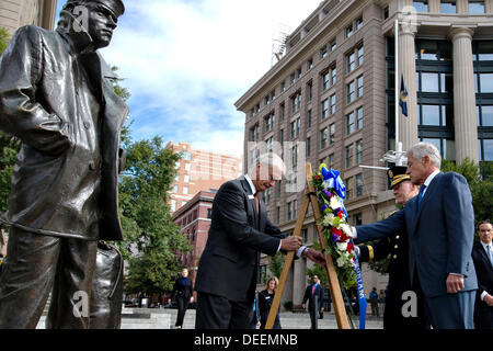 US-Verteidigungsminister Chuck Hagel und Vorsitzender der Joint Chiefs General Martin Dempsey lag ein Kranz am Marine-Denkmal zum Gedenken an die 12 Opfer der Navy Yard schießen 17. September 2013 in Washington D.C. Stockfoto