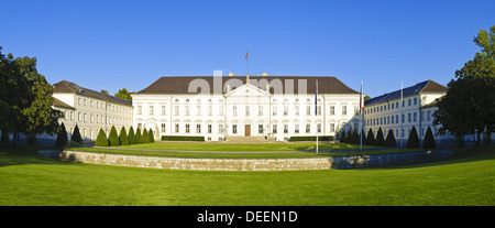 Wunderschönes Panorama mit Schloss Bellevue in Berlin, Deutschland Stockfoto