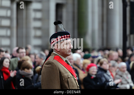 Ein Soldat während einer Rememberance Day Parade auf dem George Square im Stadtzentrum von Glasgow, Schottland, Großbritannien Stockfoto