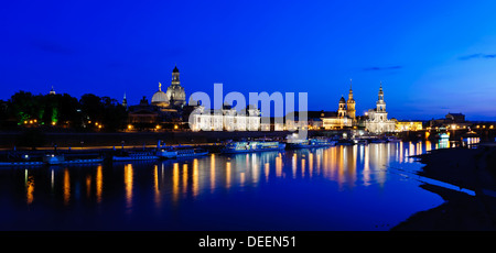 Panorama-Dresden in Deutschland, in der Nacht Stockfoto