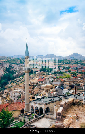 Minarett-Türme einer hügeligen Altstadt Uchisar Stockfoto