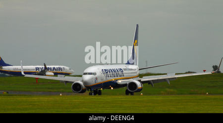 Ryanair-Flugzeug auf der Landebahn in Yeadon Stockfoto