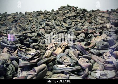 Hinter einem Displayglas, Schuhe der jüdischen Opfer des Holocaust im KZ Auschwitz-Birkenau in der Nähe von Krakau. Stockfoto