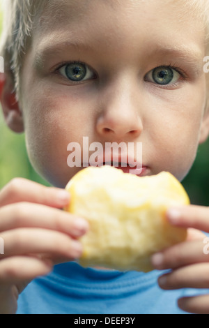 Porträt des jungen (4-5) Essen Apfel, Frankreich. Stockfoto