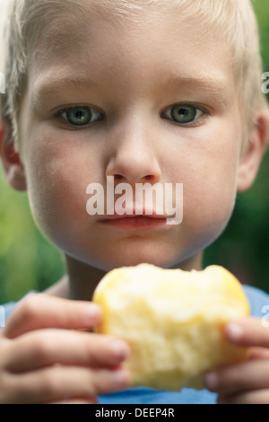 Porträt des jungen (4-5) Essen Apfel, Frankreich. Stockfoto