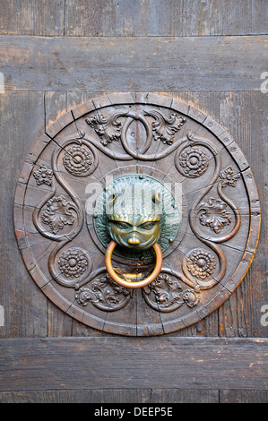 alte Türklinke auf Holztür mit Dekoration Stockfoto