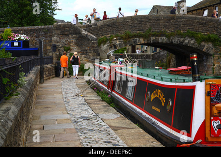 Lastkähne auf dem Kanal in Skipton, Yorkshire, Großbritannien Stockfoto