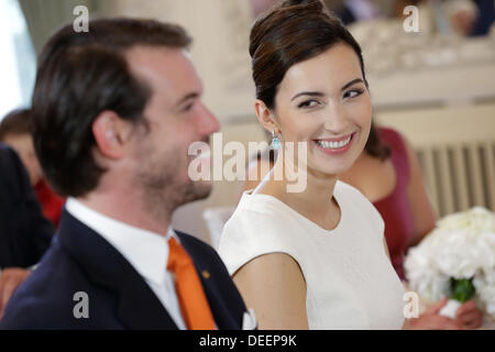 (HANDOUT) Ein Handout Foto veröffentlicht von Grand-Ducal Gericht/Guy Wolff am 17. September 2013 zeigt Prinz Felix von Luxemburg und seine Frau Claire Lademacher während ihrer Hochzeit Standesamt in Königstein, Deutschland. Die kirchliche Trauung statt findet in Frankreich am 21. September 2013. (Achtung: für redaktionelle nur und mit Nennung der Quelle) Stockfoto