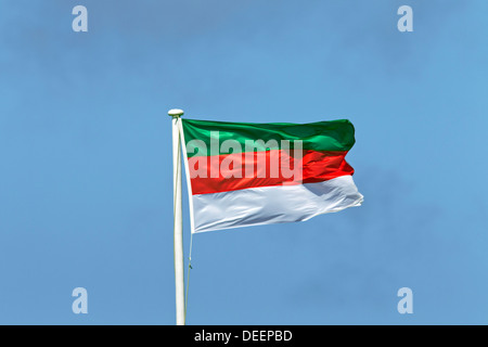 Flagge von Helgoland / Helgoland, Schleswig-Holstein, Deutschland gegen blauen Himmel Stockfoto