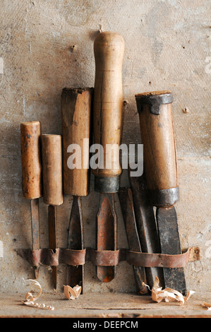 Alte Schreinerei Meißel auf Holzwand Stockfoto