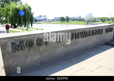 Wand zum Gedenken an die Vollendung des Grunwaldzki Brückenbau. Es ist eine Brücke in Krakau an der Weichsel Anschließen der Altstadt (józefa Dietla Straße) mit Grunwaldzkie Dębniki (Kreisverkehr). Von der Brücke aus hat man einen Blick über das Schloss Wawel und der Kirche St. Michael, der Erzengel und der Heiligen. Stanisław Biskupa (Na Skalka Kirche). Die Brücke ist auf der Strecke der Małopolska Droga Św. James von Sandomierz zu Tyniec. An beiden Ufern des Flusses, der von der Bridge Es gibt Wassertaxi Haltestellen ('Most Dębnicki' und 'Paulińska'). Stockfoto