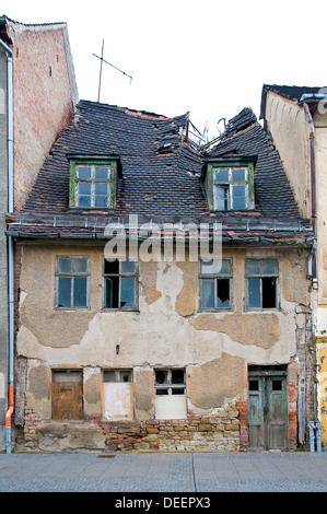 altes verlassenes Haus in der kleinen deutschen Stadt Stockfoto