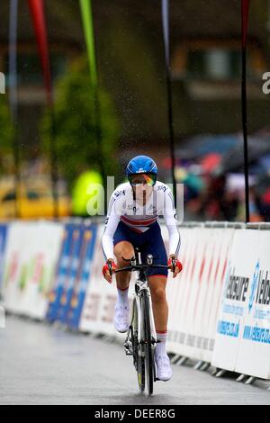 Knowsley, Vereinigtes Königreich. 17. September 2013. Adam Yates während der 10 Meile Zeit Erprobungsphase 3 der Tour of Britain beginnend und endend in Knowsley Safari Park. Bildnachweis: Action Plus Sport Bilder/Alamy Live News Stockfoto