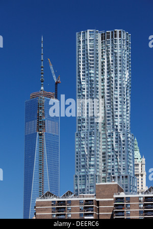 Beekman Tower (R) und der Freedom Tower im Bau Inn Juni 2013, New York City, USA. Stockfoto