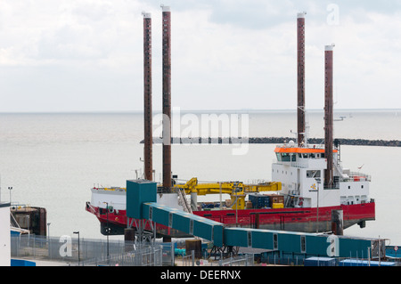 MV Wind, eine Hubinsel des dänischen Unternehmens DBB Jack-up-Dienstleistungen, im Dock in Ramsgate. Stockfoto