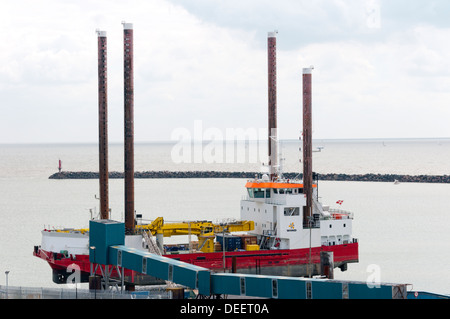 MV Wind, eine Hubinsel des dänischen Unternehmens DBB Jack-up-Dienstleistungen, im Dock in Ramsgate. Stockfoto