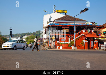 Fassade eines Restaurants, Down The Road, Panaji, Goa, Indien Stockfoto