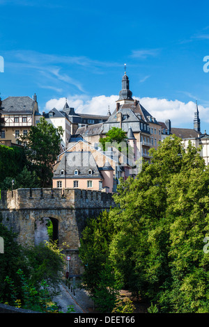 Blick auf die mittelalterliche Ville Haute aus der Ville Basse oder Grund Bezirk der Stadt Luxemburg. Stockfoto