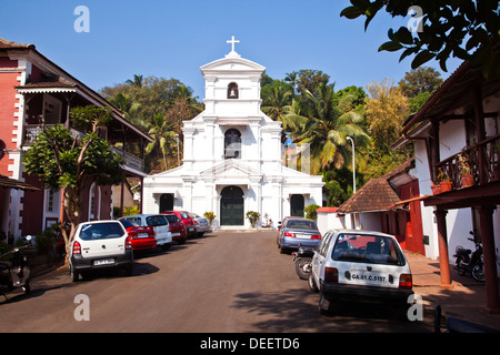 Parken außerhalb einer Kirche, St. Sebastian Chapel, Nord-Goa, Panaji, Goa, Indien Stockfoto