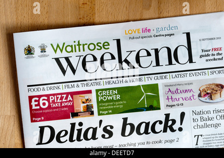 Eine Kopie der kostenlose Supermarkt Zeitung Waitrose-Wochenende mit der Schlagzeile "Delia es zurück!". Stockfoto