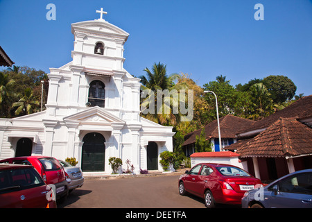 Parken außerhalb einer Kirche, St. Sebastian Chapel, Nord-Goa, Panaji, Goa, Indien Stockfoto