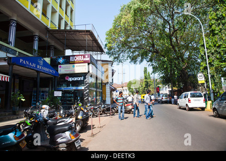 Fahrzeuge geparkt vor einem Restaurant Ruchira-Restaurant, Nord-Goa, Panaji, Goa, Indien Stockfoto