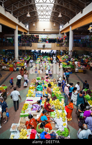 Menschen kaufen Gemüse aus einem Gemüsemarkt, Markthalle, Nord-Goa, Panaji, Goa, Indien Stockfoto