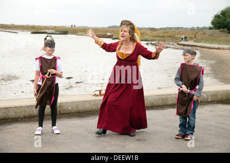 Amateur Dramatics im Freien auf dem Kai, Orford Dorf, Suffolk UK Stockfoto